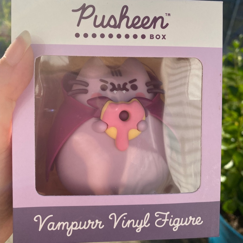 Pusheen Vampurr Vinyl Figure
2022 Halloween / Fall Pusheen Box Exclusive